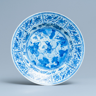 Un plat en porcelaine de Chine en bleu et blanc à décor de la chasse, Kangxi