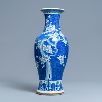 Een Chinese blauw-witte vaas met prunusbloemen, 19e eeuw
