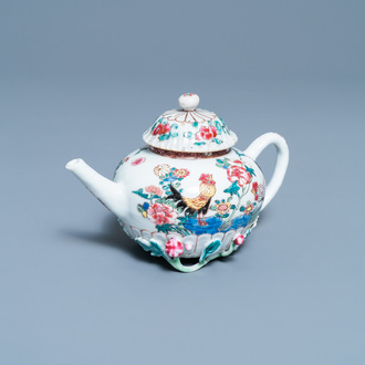 Une théière couverte en porcelaine de Chine famille rose à décor de coqs, Yongzheng