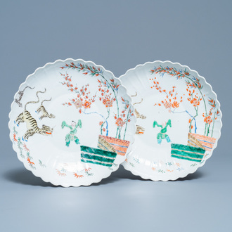 Une paire de plats en porcelaine de Chine décorée de style Kakiemon figurant des tigres, Kangxi