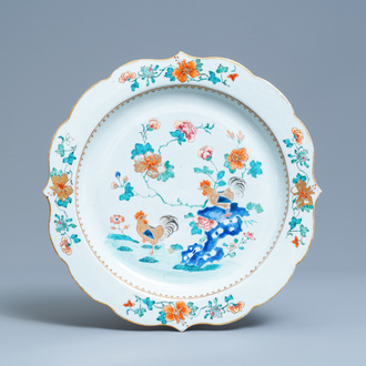 Un plat en porcelaine de Chine famille rose à décor de coqs, Yongzheng