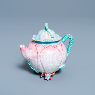 Une théière couverte en porcelaine de Chine famille rose en forme de lotus, Yongzheng