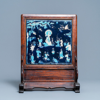 Een Chinese vierkante fahua 'Shou Lao' plaquette in een houten tafelscherm gevat, Ming