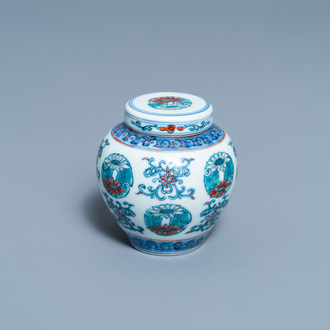 Un petit pot couvert en porcelaine de Chine doucai, marque de Yongzheng, République
