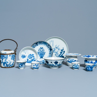 Onze pièces en porcelaine de Chine 'Bleu de Hue' pour le Vietnam, 19ème