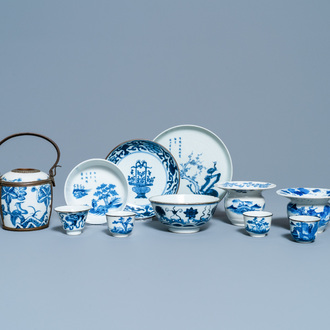 Elf stukken Chinees blauw-wit 'Bleu de Hue' porselein voor de Vietnamese markt, 18/19e eeuw