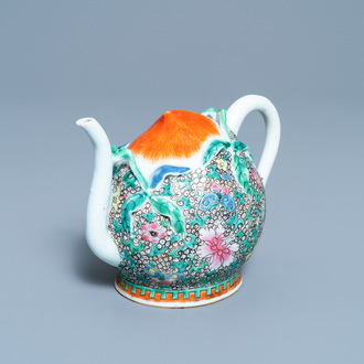 Een Chinese famille rose perzikvormige cadogan theepot met reliëfdecor, Qianlong