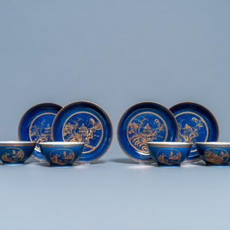 Vier Chinese monochrome blauwe koppen en schotels met verguld landschapsdecor, Qianlong
