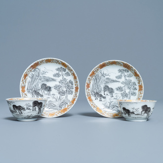 Une paire de tasses et soucoupes en porcelaine de Chine grisaille et doré à décor de buffles, Yongzheng