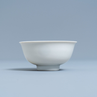 Un bol en porcelaine de Chine blanc monochrome à décor anhua de dragons, marque et époque de Yongzheng
