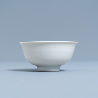 Un bol en porcelaine de Chine blanc monochrome à décor anhua de dragons, marque et époque de Yongzheng