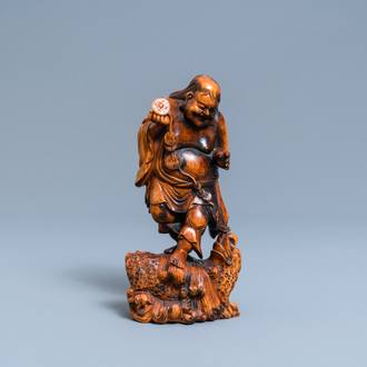 Een Chinese buxushouten figuur van Liu Hai, Qing