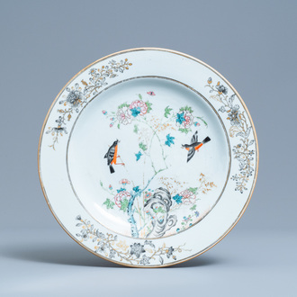 Un plat en porcelaine de Chine famille rose, grisaille et doré, Yongzheng/Qianlong