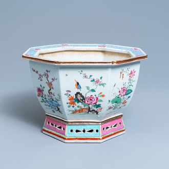 Une jardinière de forme hexagonale en porcelaine de Chine qianjiang cai, Qianlong