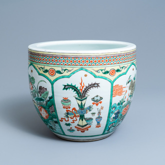 Une jardinière en porcelaine de Chine famille verte, 19ème