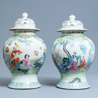 Deux vases couverts en porcelaine de Chine famille rose, marque de Qianlong, 19/20ème
