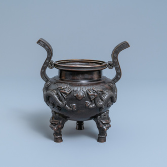 Een Chinese bronzen driepotige wierookbrander, zegelmerk, Qing