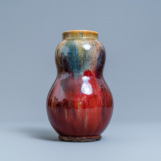 Een Chinese flambé-geglazuurde peervormige vaas, 19e eeuw