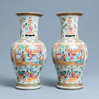 Une paire de vases en porcelaine de Chine famille rose de Canton, 19ème