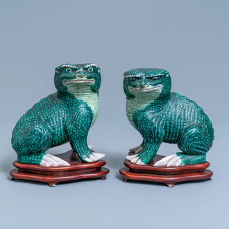 A pair of Chinese famille verte models of toads on wooden stands, 19th C.