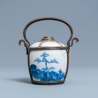 Une pipe à eau en porcelaine de Chine 'Bleu de Hue' pour le Vietnam, 19ème