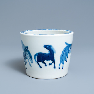 Une jardinière en porcelaine de Chine en bleu et blanc à décor des 'Huit chevaux de Mu Wang', marque de Qianlong, 19ème