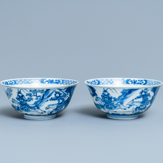 Une paire de bols en porcelaine de Chine en bleu et blanc à décor de scènes du 'Xi Xiang Ji', Kangxi