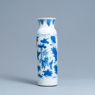 Un vase de forme rouleau en porcelaine de Chine en bleu et blanc, époque Transition