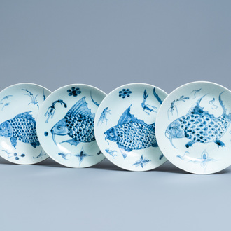 Quatre plats en porcelaine de Chine en bleu et blanc à décor de carpes, Dehua, 18/19ème