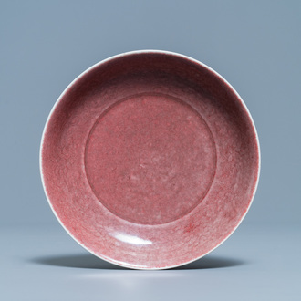 Une assiette en porcelaine de Chine foie de mulet monochrome, marque de Xuande, 19/20ème