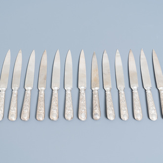 Treize couteaux en argent aux manches décorées aux dragons, Chine, 19ème