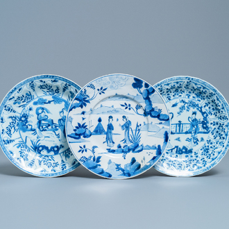 Trois assiettes en porcelaine de Chine en bleu et blanc à décor de longues dames, Kangxi/Yongzheng