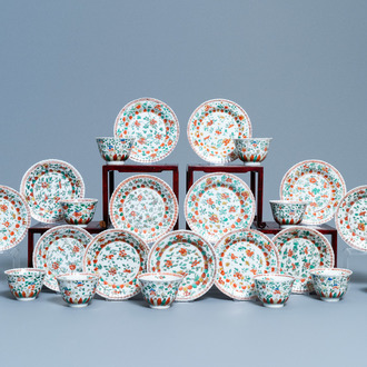 Onze tasses et treize soucoupes en porcelaine de Chine famille verte, Kangxi