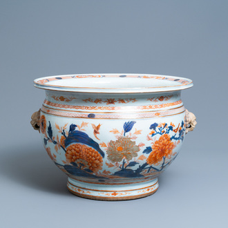 Een grote Chinese Imari-stijl vissenkom, Kangxi