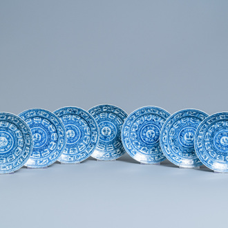 Sept assiettes en porcelaine de Chine en bleu et blanc, Kangxi