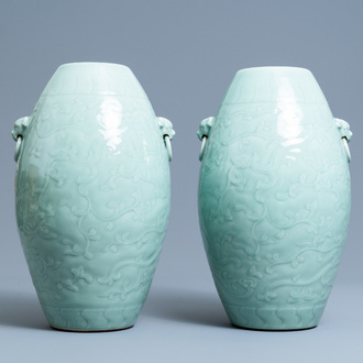Une paire de vases en porcelaine de Chine céladon monochrome, marque de Qianlong, 19ème
