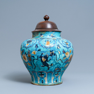 Un vase en porcelaine de Chine fahua à décor de lions bouddhistes, Ming