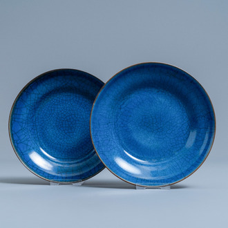 Een paar Chinese monochrome blauwe schotels met craquelé fond, Jiaqing