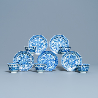 Cinq tasses et soucoupes en porcelaine de Chine en bleu et blanc, marque de Kangxi, 19ème