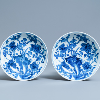 Une paire de coupes en porcelaine de Chine en bleu et blanc, marque et époque de Kangxi