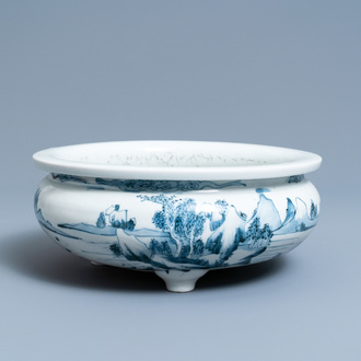 Un brûle-parfum tripod en porcelaine de Chine en bleu et blanc à décor d'un paysage, Dehua, Kangxi