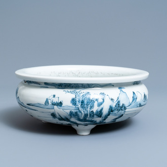 Een Chinese blauw-witte driepotige wierookbrander met landschapsdecor, Dehua, Kangxi