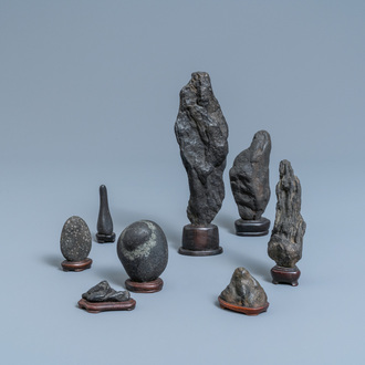 Acht Chinese 'scholar's rocks' op houten sokkels, 19/20e eeuw
