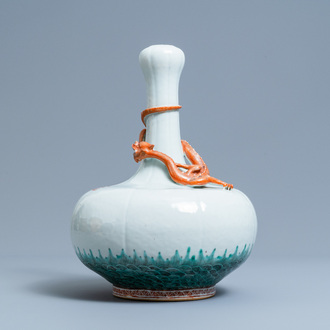 Un vase de forme bouteille en porcelaine de Chine au dragon appliqué, 19ème