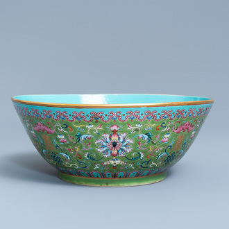 Un bol en porcelaine de Chine famille rose à fond vert, marque et époque de Daoguang