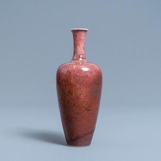Een Chinese monochrome vaas met perzikbloesemglazuur, Kangxi merk, Republiek
