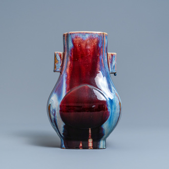 Un vase de forme 'hu' en porcelaine de Chine à émail flambé, marque de Qianlong, 19/20ème