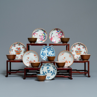 Acht Chinese famille rose, blauw-witte en ijzerrode koppen en schotels met capucijn fond, Kangxi/Qianlong
