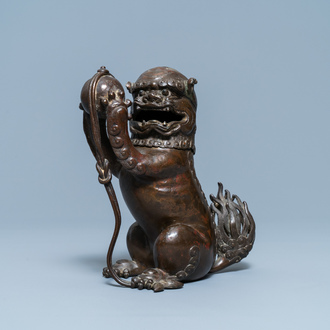 Un brûle-parfum en bronze laqué en forme de lion bouddhiste, Chine, Ming