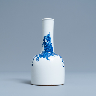 Un vase en porcelaine de Chine en bleu et blanc à décor d'un phénix, 19/20ème